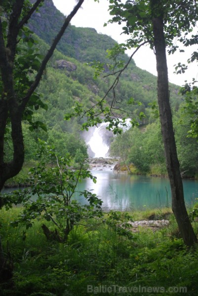 Sognefjords ir pats garākais fjords pasaulē un tiek saukts par fjordu karali. Tas ir 219 kilometru garš, sešus kilometrus plats un līdz pat 1308 metru Sognefjords ir pats garākais fjords pasaulē un tiek saukts par fjordu karali. Tas ir 219 kilometru garš, sešus kilometrus plats un līdz pat 1308 metru 90873