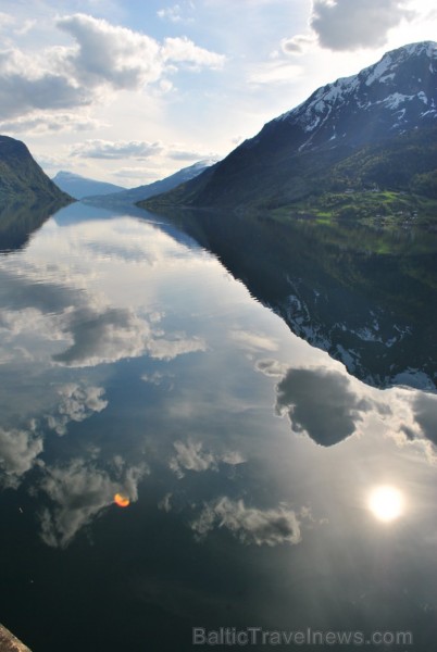 Sognefjords ir pats garākais fjords pasaulē un tiek saukts par fjordu karali. Tas ir 219 kilometru garš, sešus kilometrus plats un līdz pat 1308 metru Sognefjords ir pats garākais fjords pasaulē un tiek saukts par fjordu karali. Tas ir 219 kilometru garš, sešus kilometrus plats un līdz pat 1308 metru 90875