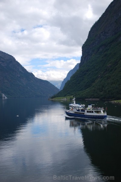 Sognefjords ir pats garākais fjords pasaulē un tiek saukts par fjordu karali. Tas ir 219 kilometru garš, sešus kilometrus plats un līdz pat 1308 metru Sognefjords ir pats garākais fjords pasaulē un tiek saukts par fjordu karali. Tas ir 219 kilometru garš, sešus kilometrus plats un līdz pat 1308 metru 90876