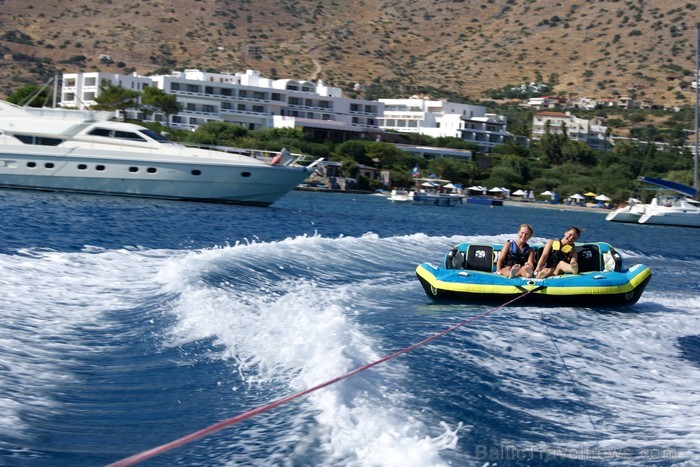 Krētas greznais kūrorts Elunda piedāvā dažādas atrakcijas uz ūdens gan ģimenēm ar bērniem, gan adrenalīna cienītājiem www.visitgreece.gr Krētas greznais kūrorts Elunda piedāvā dažādas atrakcijas uz ūdens gan ģimenēm ar bērniem, gan adrenalīna cienītājiem www.visitgreece.gr 91025