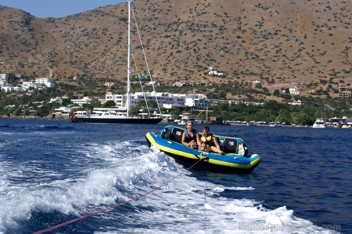Krētas greznais kūrorts Elunda piedāvā dažādas atrakcijas uz ūdens gan ģimenēm ar bērniem, gan adrenalīna cienītājiem www.visitgreece.gr Krētas greznais kūrorts Elunda piedāvā dažādas atrakcijas uz ūdens gan ģimenēm ar bērniem, gan adrenalīna cienītājiem www.visitgreece.gr 91026