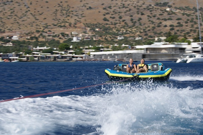 Krētas greznais kūrorts Elunda piedāvā dažādas atrakcijas uz ūdens gan ģimenēm ar bērniem, gan adrenalīna cienītājiem www.visitgreece.gr Krētas greznais kūrorts Elunda piedāvā dažādas atrakcijas uz ūdens gan ģimenēm ar bērniem, gan adrenalīna cienītājiem www.visitgreece.gr 91027