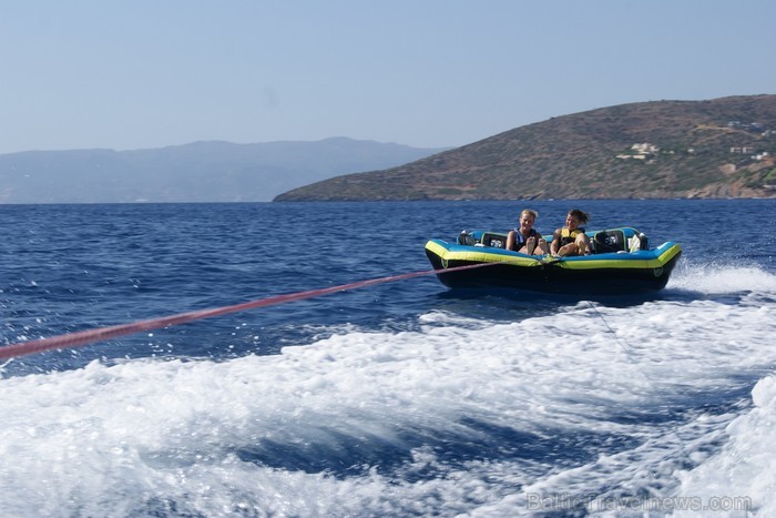 Krētas greznais kūrorts Elunda piedāvā dažādas atrakcijas uz ūdens gan ģimenēm ar bērniem, gan adrenalīna cienītājiem www.visitgreece.gr Krētas greznais kūrorts Elunda piedāvā dažādas atrakcijas uz ūdens gan ģimenēm ar bērniem, gan adrenalīna cienītājiem www.visitgreece.gr 91028