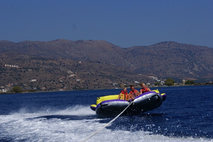 Krētas greznais kūrorts Elunda piedāvā dažādas atrakcijas uz ūdens gan ģimenēm ar bērniem, gan adrenalīna cienītājiem www.visitgreece.gr Krētas greznais kūrorts Elunda piedāvā dažādas atrakcijas uz ūdens gan ģimenēm ar bērniem, gan adrenalīna cienītājiem www.visitgreece.gr 91034