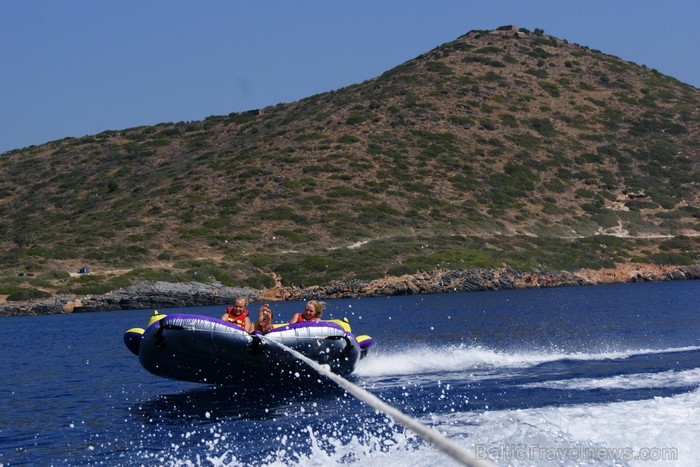 Krētas greznais kūrorts Elunda piedāvā dažādas atrakcijas uz ūdens gan ģimenēm ar bērniem, gan adrenalīna cienītājiem www.visitgreece.gr Krētas greznais kūrorts Elunda piedāvā dažādas atrakcijas uz ūdens gan ģimenēm ar bērniem, gan adrenalīna cienītājiem www.visitgreece.gr 91036