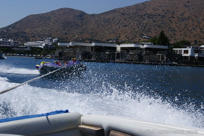 Krētas greznais kūrorts Elunda piedāvā dažādas atrakcijas uz ūdens gan ģimenēm ar bērniem, gan adrenalīna cienītājiem www.visitgreece.gr Krētas greznais kūrorts Elunda piedāvā dažādas atrakcijas uz ūdens gan ģimenēm ar bērniem, gan adrenalīna cienītājiem www.visitgreece.gr 91038