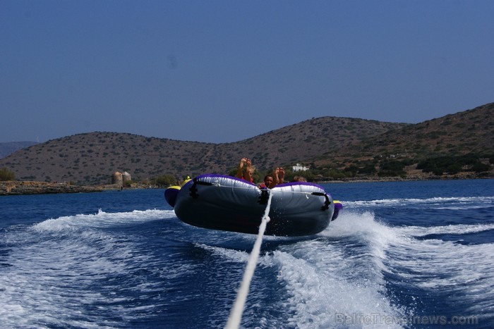Krētas greznais kūrorts Elunda piedāvā dažādas atrakcijas uz ūdens gan ģimenēm ar bērniem, gan adrenalīna cienītājiem www.visitgreece.gr Krētas greznais kūrorts Elunda piedāvā dažādas atrakcijas uz ūdens gan ģimenēm ar bērniem, gan adrenalīna cienītājiem www.visitgreece.gr 91039