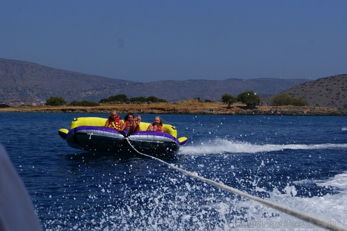 Krētas greznais kūrorts Elunda piedāvā dažādas atrakcijas uz ūdens gan ģimenēm ar bērniem, gan adrenalīna cienītājiem www.visitgreece.gr Krētas greznais kūrorts Elunda piedāvā dažādas atrakcijas uz ūdens gan ģimenēm ar bērniem, gan adrenalīna cienītājiem www.visitgreece.gr 91040