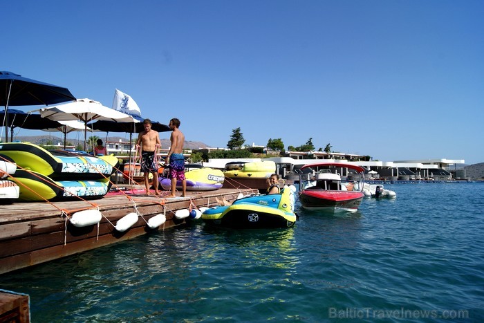 Krētas greznais kūrorts Elunda piedāvā dažādas atrakcijas uz ūdens gan ģimenēm ar bērniem, gan adrenalīna cienītājiem www.visitgreece.gr Krētas greznais kūrorts Elunda piedāvā dažādas atrakcijas uz ūdens gan ģimenēm ar bērniem, gan adrenalīna cienītājiem www.visitgreece.gr 91047