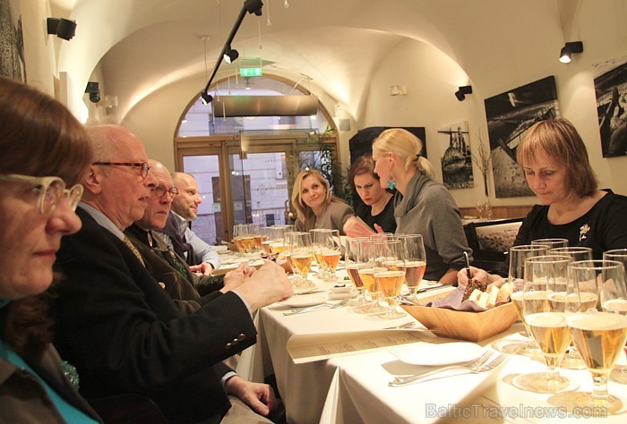Vecrīgas restorāna Le Dome degustācijas vakariņās 3.04.2013 piedalījās mediju pārstāvji, alus eksperti, restorāna īpašnieks un restorāna vadība Vecrīgas restorāna Le Dome degustācijas vakariņās 3.04.2013 piedalījās mediju pārstāvji, alus eksperti, restorāna īpašnieks un restorāna vadība 91381