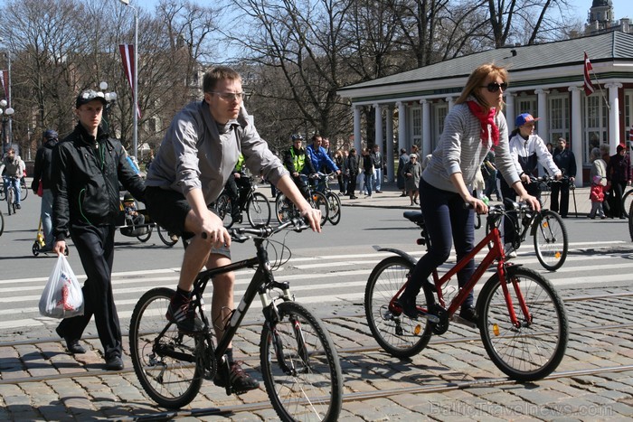 Rīgas velo nedēļas 2013 ietvaros velosipēdisti pie Brīvības pieminekļa pulcējās uz Rīga velo parādi - iepazīsti Pārdaugavu. Rīgas velo nedēļas 2013 ietvaros velosipēdisti pie Brīvības pieminekļa pulcējās uz Rīga velo parādi - iepazīsti Pārdaugavu. 93197