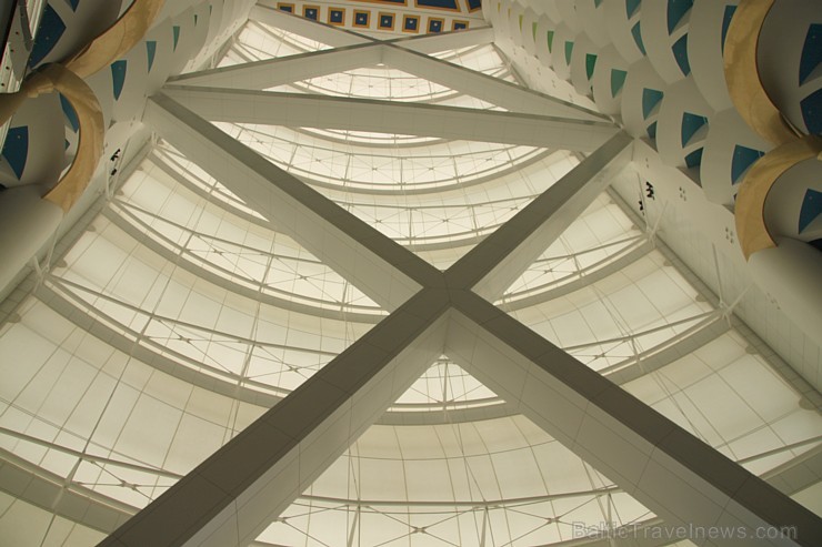 Travelnews.lv apmeklē pasaules populāro luksus viesnīcu Burj Al Arab, kas atrodas Dubaijā. Foto sponsors: www.GoAdventure.lv Travelnews.lv apmeklē pasaules populāro luksus viesnīcu Burj Al Arab, kas atrodas Dubaijā. Foto sponsors: www.GoAdventure.lv 94620