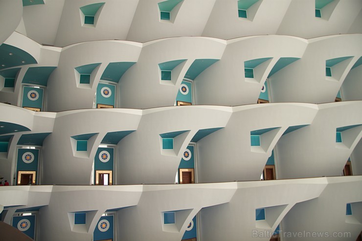 Travelnews.lv apmeklē pasaules populāro luksus viesnīcu Burj Al Arab, kas atrodas Dubaijā. Foto sponsors: www.GoAdventure.lv Travelnews.lv apmeklē pasaules populāro luksus viesnīcu Burj Al Arab, kas atrodas Dubaijā. Foto sponsors: www.GoAdventure.lv 94621