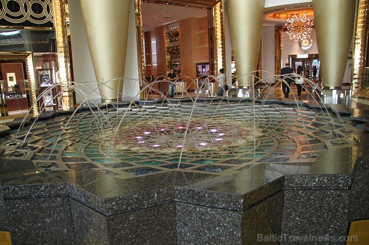 Travelnews.lv apmeklē pasaules populāro luksus viesnīcu Burj Al Arab, kas atrodas Dubaijā. Foto sponsors: www.GoAdventure.lv Travelnews.lv apmeklē pasaules populāro luksus viesnīcu Burj Al Arab, kas atrodas Dubaijā. Foto sponsors: www.GoAdventure.lv 94623