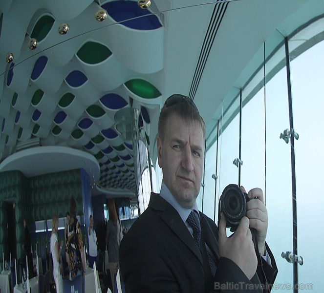Travelnews.lv apmeklē pasaules populāro luksus viesnīcu Burj Al Arab, kas atrodas Dubaijā. Foto sponsors: www.GoAdventure.lv Travelnews.lv apmeklē pasaules populāro luksus viesnīcu Burj Al Arab, kas atrodas Dubaijā. Foto sponsors: www.GoAdventure.lv 94633