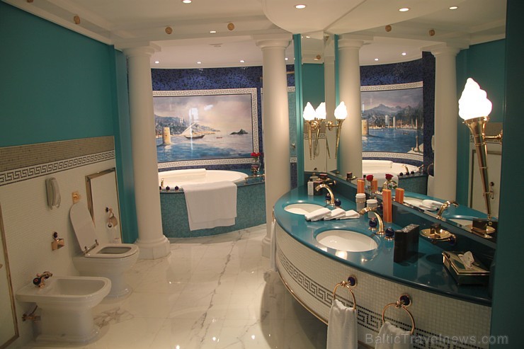 Travelnews.lv apmeklē pasaules populāro luksus viesnīcu Burj Al Arab, kas atrodas Dubaijā. Foto sponsors: www.GoAdventure.lv Travelnews.lv apmeklē pasaules populāro luksus viesnīcu Burj Al Arab, kas atrodas Dubaijā. Foto sponsors: www.GoAdventure.lv 94638