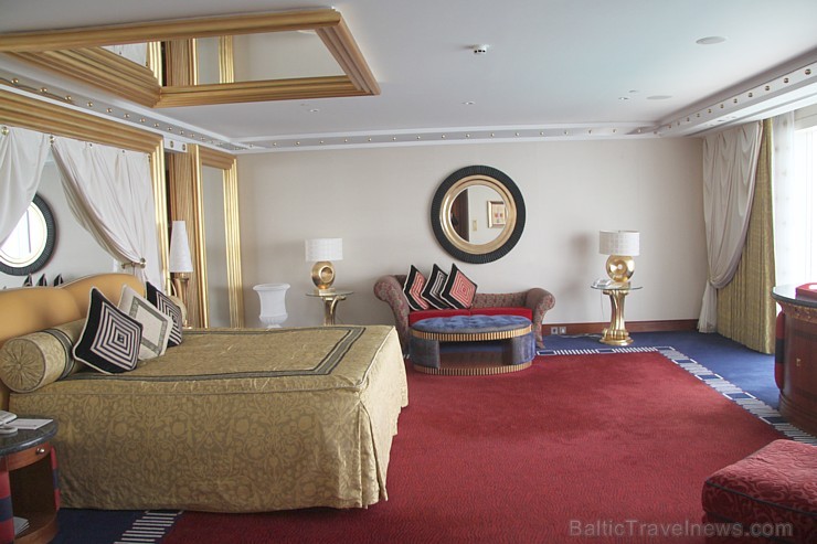 Travelnews.lv apmeklē pasaules populāro luksus viesnīcu Burj Al Arab, kas atrodas Dubaijā. Foto sponsors: www.GoAdventure.lv Travelnews.lv apmeklē pasaules populāro luksus viesnīcu Burj Al Arab, kas atrodas Dubaijā. Foto sponsors: www.GoAdventure.lv 94643