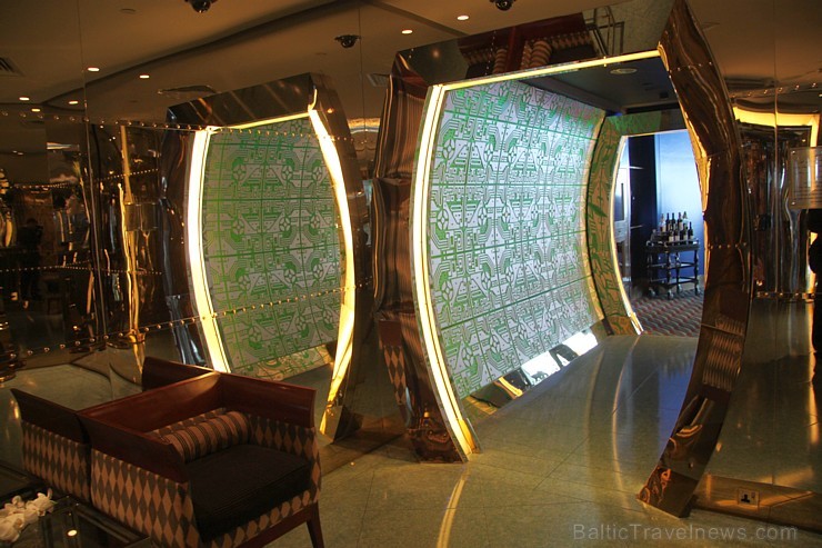 Travelnews.lv apmeklē pasaules populāro luksus viesnīcu Burj Al Arab, kas atrodas Dubaijā. Foto sponsors: www.GoAdventure.lv Travelnews.lv apmeklē pasaules populāro luksus viesnīcu Burj Al Arab, kas atrodas Dubaijā. Foto sponsors: www.GoAdventure.lv 94644