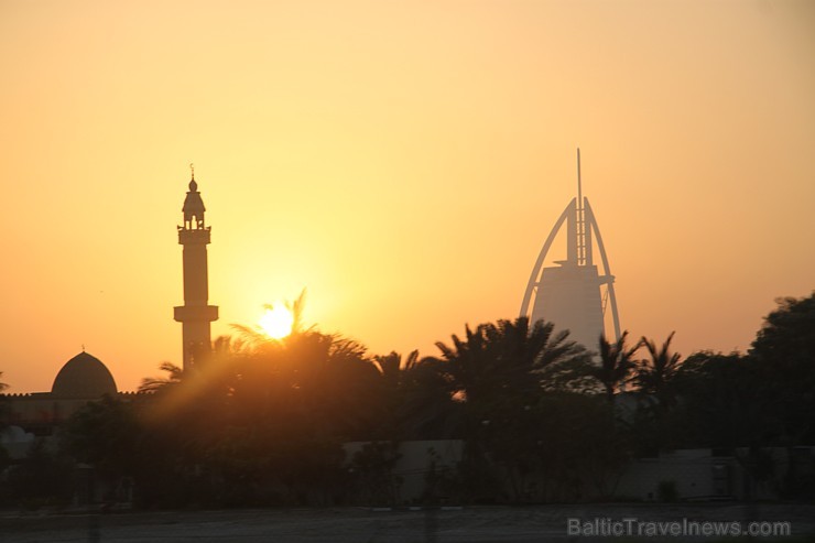 Travelnews.lv apmeklē pasaules populāro luksus viesnīcu Burj Al Arab, kas atrodas Dubaijā. Foto sponsors: www.GoAdventure.lv Travelnews.lv apmeklē pasaules populāro luksus viesnīcu Burj Al Arab, kas atrodas Dubaijā. Foto sponsors: www.GoAdventure.lv 94658