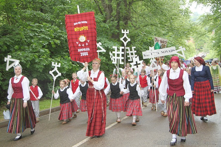 Tautas deju festivāls «Latvju bērni danci veda» Krāslavā 2013 ar lielkocenta «Pār Daugavu saulei roku deva» programmu. Foto sponsors: www.visitkraslav 94901