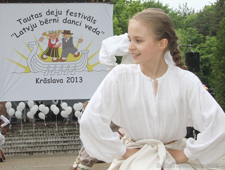 Tautas deju festivāls «Latvju bērni danci veda» Krāslavā 2013 ar lielkocenta «Pār Daugavu saulei roku deva» programmu. Foto sponsors: www.visitkraslav 94917