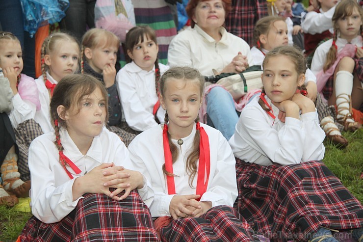Tautas deju festivāls «Latvju bērni danci veda» Krāslavā 2013 ar lielkocenta «Pār Daugavu saulei roku deva» programmu. Foto sponsors: www.visitkraslav 94939