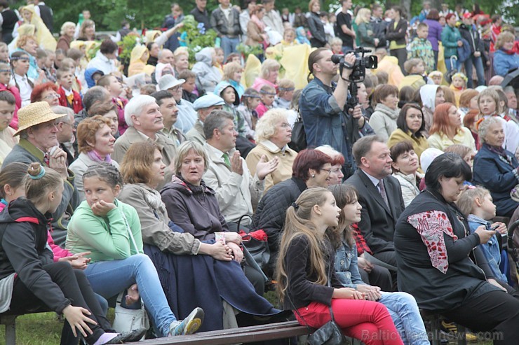 Tautas deju festivāls «Latvju bērni danci veda» Krāslavā 2013 ar lielkocenta «Pār Daugavu saulei roku deva» programmu. Foto sponsors: www.visitkraslav 94952