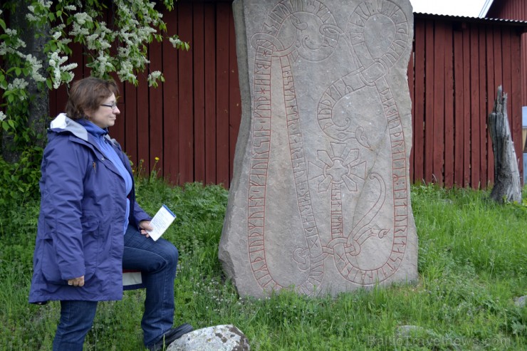 Katarina Eriksson aizrautīgi stāsta par senas vikingu dzimtas rūnakmeni, kuru uzstādījuši dēli par godu savam tēvam. Akmens uzskatāmi parāda seno trad Katarina Eriksson aizrautīgi stāsta par senas vikingu dzimtas rūnakmeni, kuru uzstādījuši dēli par godu savam tēvam. Akmens uzskatāmi parāda seno trad 94986