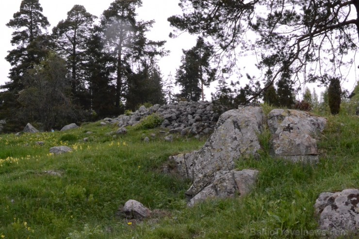 Vikingu laika kapu lauka 38 kapu pētījumi, atklāj ietekmi ko atstājusi mijiedarbība starp tautām, kas mita ap Baltijas jūru, parāda pāreju no pagānism Vikingu laika kapu lauka 38 kapu pētījumi, atklāj ietekmi ko atstājusi mijiedarbība starp tautām, kas mita ap Baltijas jūru, parāda pāreju no pagānism 94988