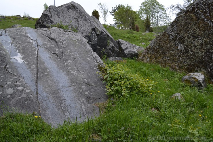 Lai veiktu auglības rituālu un vieglāk tiktu pie bērniņa, sievietei vajadzēja nošļūkt pa šo akmeni, kas atrodas Järvsta Vikingu laikmeta kapu lauka ma Lai veiktu auglības rituālu un vieglāk tiktu pie bērniņa, sievietei vajadzēja nošļūkt pa šo akmeni, kas atrodas Järvsta Vikingu laikmeta kapu lauka ma 94991