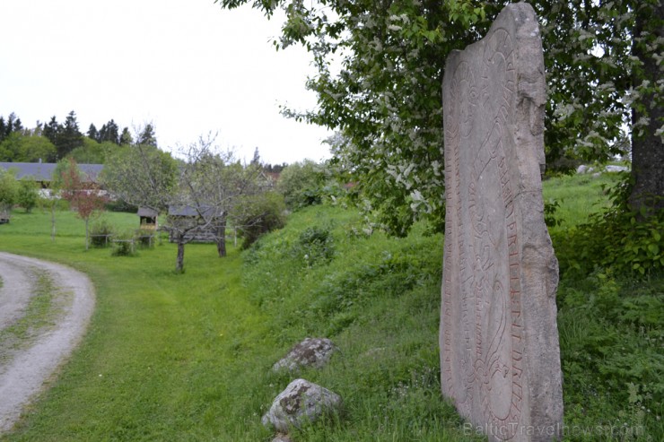 Lai arī liela daļa svētvietu atrodas tuvu mājām, to īpašnieki tūristu interesi un klātbūtni uztver vēsā Skandināviskā mierā. Lai arī liela daļa svētvietu atrodas tuvu mājām, to īpašnieki tūristu interesi un klātbūtni uztver vēsā Skandināviskā mierā. 95047