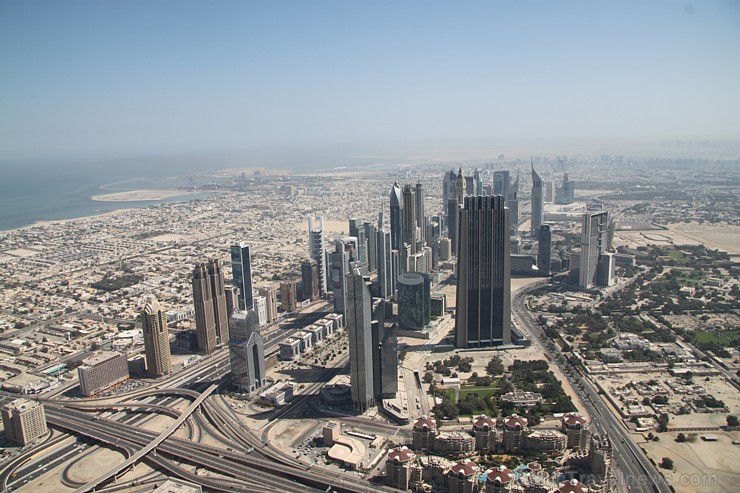 Skats no pasaules augstākās celtnes Burj Khalifa 124 stāva (pavisam 163 stāvi). Foto sponsors: www.goadventure.lv Skats no pasaules augstākās celtnes Burj Khalifa 124 stāva (pavisam 163 stāvi). Foto sponsors: www.goadventure.lv 95223