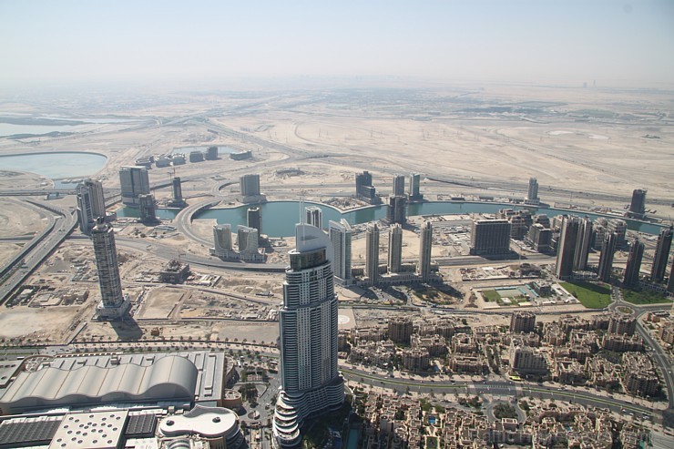 Skats no pasaules augstākās celtnes Burj Khalifa 124 stāva (pavisam 163 stāvi). Foto sponsors: www.goadventure.lv Skats no pasaules augstākās celtnes Burj Khalifa 124 stāva (pavisam 163 stāvi). Foto sponsors: www.goadventure.lv 95224