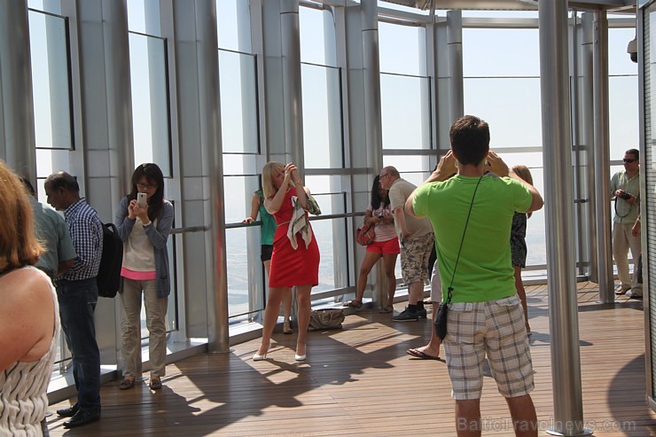 Panorāmas laukums uz pasaules augstākās celtnes Burj Khalifa 124 stāva - 452,1 metri 95231