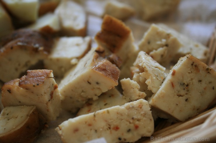 Kristīne Piliena pastāstīja, ka kazas piena produktu garša ir atkarīga no vairākiem apstākļiem - vide, kurā tā uzturās, uzņemtā barība un pārošanās pe Kristīne Piliena pastāstīja, ka kazas piena produktu garša ir atkarīga no vairākiem apstākļiem - vide, kurā tā uzturās, uzņemtā barība un pārošanās pe 95322