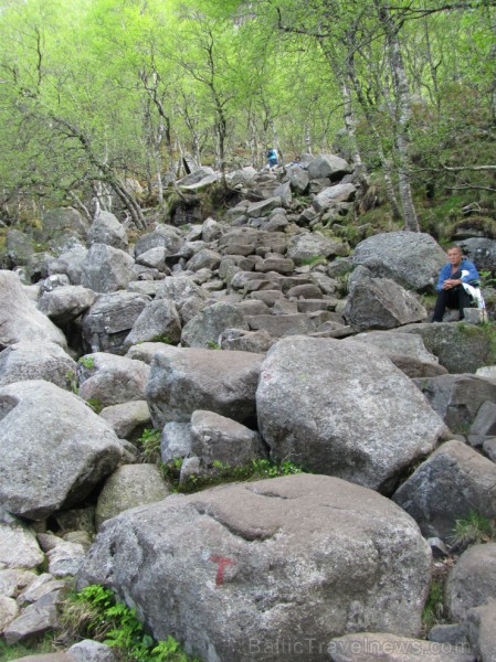 Pārgājienā jādodas ar piemērotiem apaviem, jo pretējā gadījumā tas var kļūt bīstami, it sevišķi lietainos laika apstākļos. Pārgājienā jādodas ar piemērotiem apaviem, jo pretējā gadījumā tas var kļūt bīstami, it sevišķi lietainos laika apstākļos. 95573