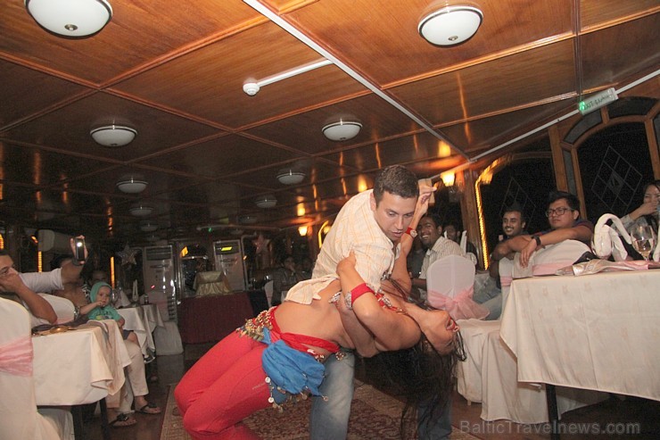 Baltieši dodas Dubaijas nakts izbraucienā ar kuģi. Foto sponsors: www.goadventure.lv 95794