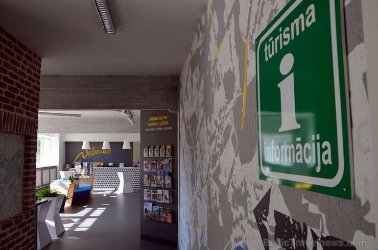 Jaunais Tūrisma informācijas centrs ir veidots tā, lai tajā ērti justos gan apmeklētāji, gan darbinieki. Īpaši ir padomāts par mazākajiem pilsētas vie Jaunais Tūrisma informācijas centrs ir veidots tā, lai tajā ērti justos gan apmeklētāji, gan darbinieki. Īpaši ir padomāts par mazākajiem pilsētas vie 95834