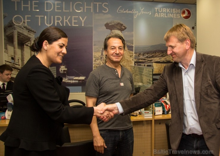 BalticTravelnews.com viesošanās laikā Turkish Airlines biroju Rīgā apmeklēja arī viens no aviokompānijas pilotiem. BalticTravelnews.com viesošanās laikā Turkish Airlines biroju Rīgā apmeklēja arī viens no aviokompānijas pilotiem. 96052