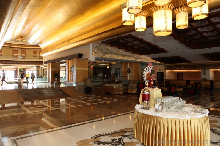 ROYAL DRAGON HOTEL 5* UAI (SIDE) – austrumnieciskais, grandiozais viesnīcas vestibils. Foto sponsors: www.goadventure.lv ROYAL DRAGON HOTEL 5* UAI (SIDE) – austrumnieciskais, grandiozais viesnīcas vestibils. Foto sponsors: www.goadventure.lv 96144