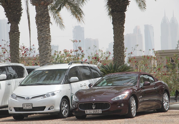 Viesnīcas kompleksā «Madinat Jumeirah Resort» daudzas luksus automašīnas bez šofera klātbūtnes darbojas neaizslēgtas, lai nepieciešamības gadījumā aut Viesnīcas kompleksā «Madinat Jumeirah Resort» daudzas luksus automašīnas bez šofera klātbūtnes darbojas neaizslēgtas, lai nepieciešamības gadījumā aut 96151