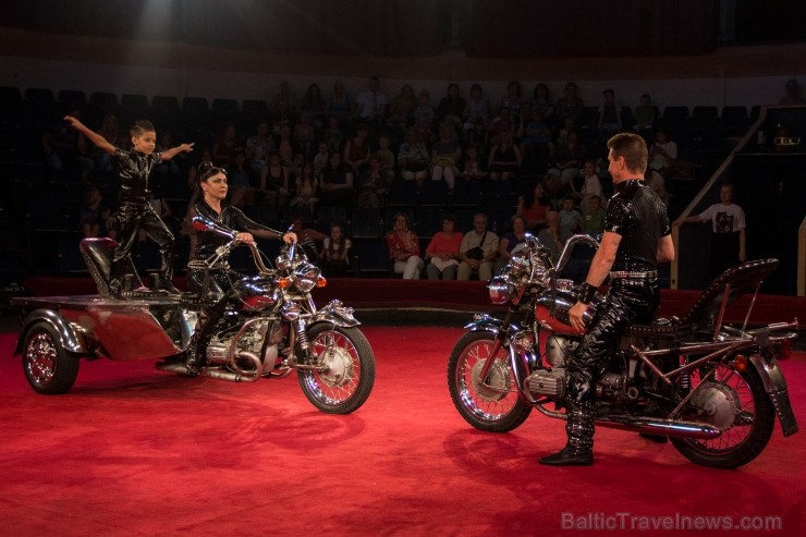 Izrādē uzstājas ukraiņu mākslinieku ģimene, kura demonstrē uz motocikliem priekšnesumu Ikariešu spēles uz motocikliem www.cirks.lv Izrādē uzstājas ukraiņu mākslinieku ģimene, kura demonstrē uz motocikliem priekšnesumu Ikariešu spēles uz motocikliem www.cirks.lv 96424