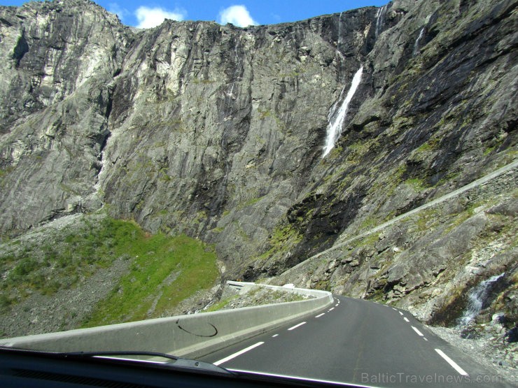 Troļļu ceļš atrodas aptuveni 15 kilometrus no Andalsnes pilsētas. Tas ir aptuveni 9% slīps un izvijas 11 asos, galvu reibinošos līkumos. Turpat ir pie Troļļu ceļš atrodas aptuveni 15 kilometrus no Andalsnes pilsētas. Tas ir aptuveni 9% slīps un izvijas 11 asos, galvu reibinošos līkumos. Turpat ir pie 96472