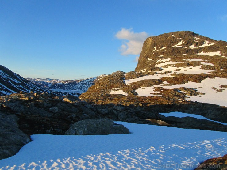 Mēres un Rumsdāles apgabalu raksturo ainavu dažādība - dziļi fjordi, kalni, ielejas un izrobotais krasts. Mēres un Rumsdāles apgabalu raksturo ainavu dažādība - dziļi fjordi, kalni, ielejas un izrobotais krasts. 96494