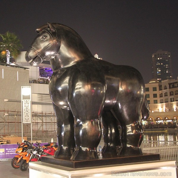 Dubaijas strūklaku tuvumā atrodas melnā zirga statuja, kas ir kļuvusi par tūristu un dubaijiešu populāru tikšanās vietu. Foto sponsors: www.GoAdventur Dubaijas strūklaku tuvumā atrodas melnā zirga statuja, kas ir kļuvusi par tūristu un dubaijiešu populāru tikšanās vietu. Foto sponsors: www.GoAdventur 96521