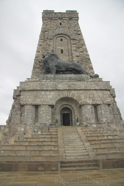 Šipkas monuments piramīdas formā ar 5 stāviem. Monumentu sargā 8 metrus garš un 4 metrus augsts lauva. Foto sponsors: www.goadventure.lv Šipkas monuments piramīdas formā ar 5 stāviem. Monumentu sargā 8 metrus garš un 4 metrus augsts lauva. Foto sponsors: www.goadventure.lv 96752