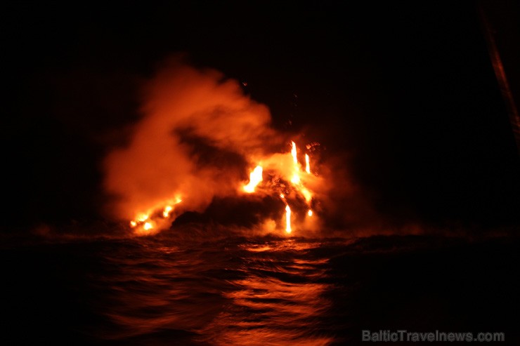 Laivu brauciena laikā redzams kā lava ietek okeānā - Havaju salas. 2013. gada pavasarī Travel Time devās grupu braucienā uz ASV Rietumu krastu un Hava Laivu brauciena laikā redzams kā lava ietek okeānā - Havaju salas. 2013. gada pavasarī Travel Time devās grupu braucienā uz ASV Rietumu krastu un Hava 97154