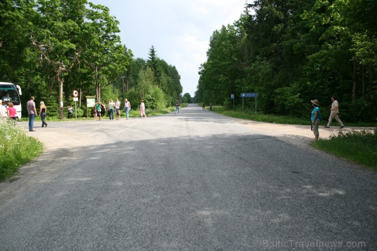Svētvieta - Jarlepa krustojums. Agrāk baltā apģērbā tērptas sievietes apmeklēja krustojumu, lai sekotu senajām tradīcijām. Svētvieta - Jarlepa krustojums. Agrāk baltā apģērbā tērptas sievietes apmeklēja krustojumu, lai sekotu senajām tradīcijām. 97224