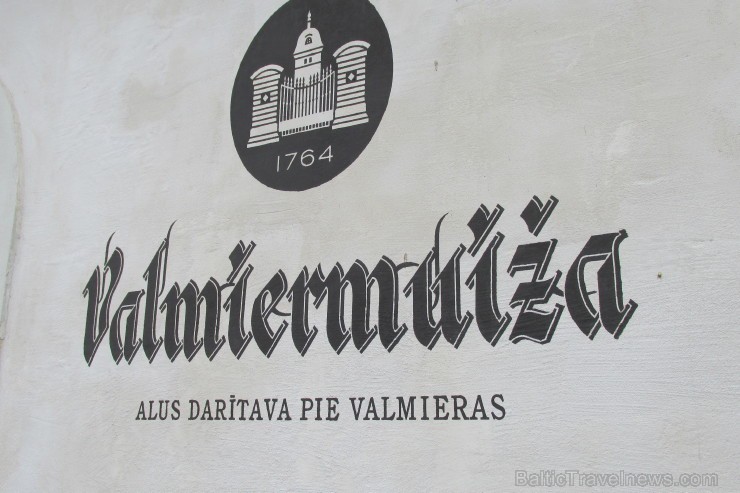 Valmiermuižu jau izsenis iecienījuši karalisku dzimtu pārstāvji. Par to, vai tas bijis izcilā alus vai vienkārši viesmīlības dēļ, vēsture klusē. Valmiermuižu jau izsenis iecienījuši karalisku dzimtu pārstāvji. Par to, vai tas bijis izcilā alus vai vienkārši viesmīlības dēļ, vēsture klusē. 97315