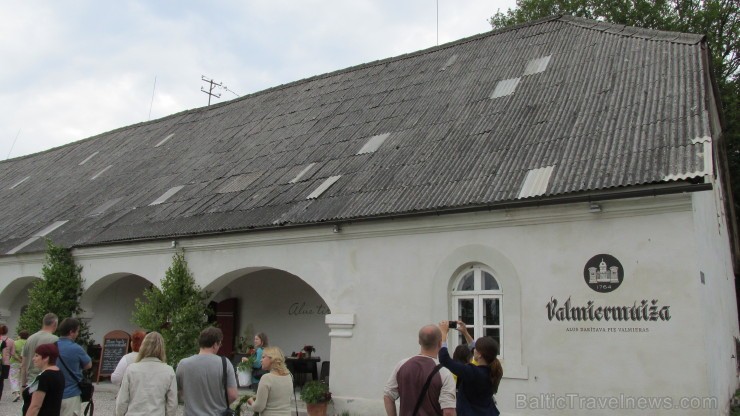 Tomēr arī šodien Valmiermuižas mazajā alus darītavā ikvienu sagaidīs omulīgi saimnieki un lēnām, pamatīgi darīts latviešu alus. Tomēr arī šodien Valmiermuižas mazajā alus darītavā ikvienu sagaidīs omulīgi saimnieki un lēnām, pamatīgi darīts latviešu alus. 97316